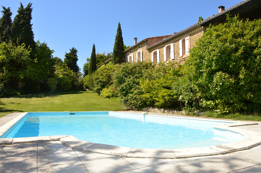 https://espace-ptl.ancv.com/appli/butterfly/data/medias_PA/PHOTOS/750581001001/750581001001bSYGUDowRX-.maison vue de la piscine